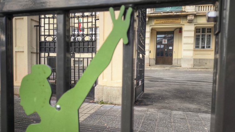 Сигналите ви: Скандален директор, платена магистратура и спряно образование, насилие...