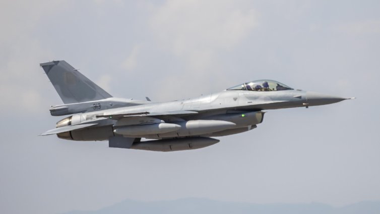 Вторият F-16 пристигна в България