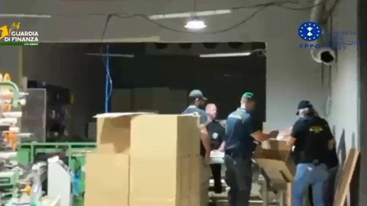 Заловиха българи, работили в нелегална фабрика за цигари в Италия
