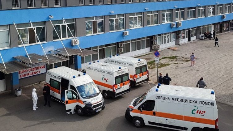Напрежение пред болницата в Бургас след сгазеното дете 