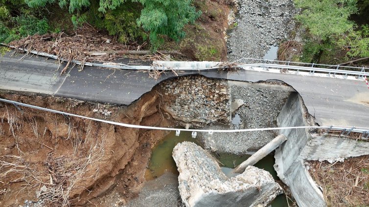 Мост, ремонтиран след потопа през 2023 г. край Царево, се срути отново