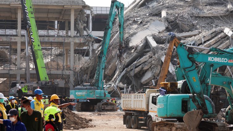 След труса: Жена оцеля 30 часа под развалините в Мианмар