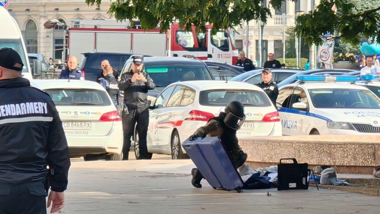 Полицията отцепи района пред президентството заради оставени куфар и раница