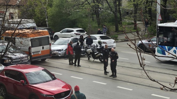 Две коли се удариха пред Първо РПУ в София, пострада полицай