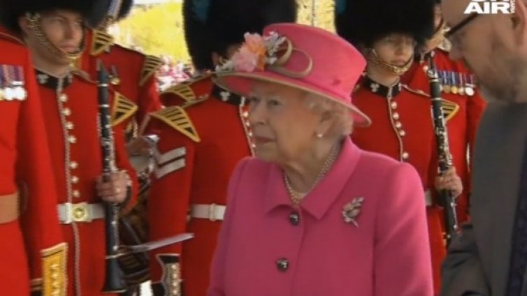 Кралски биограф: Елизабет ІІ да се оттегли? Едва ли