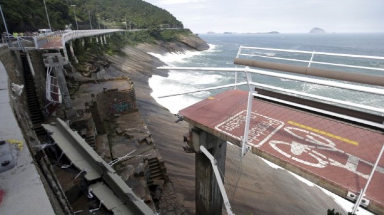 Огромна вълна разби велоалея в Рио, двама загинаха