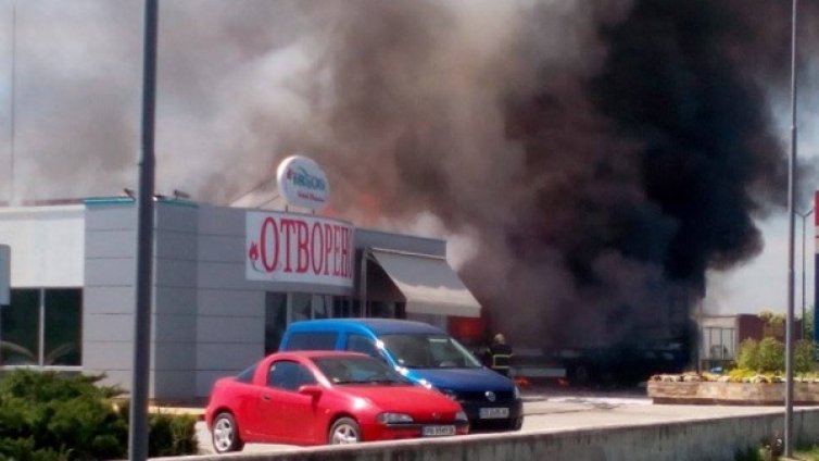 На тираджията му призляло, а в бензиностанцията &ndash; 50 души