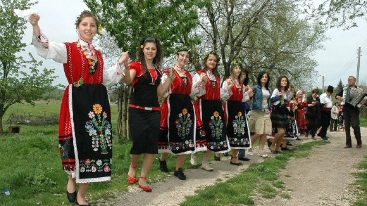 Лазаре, излез! Моми пеят за берекет и сполука