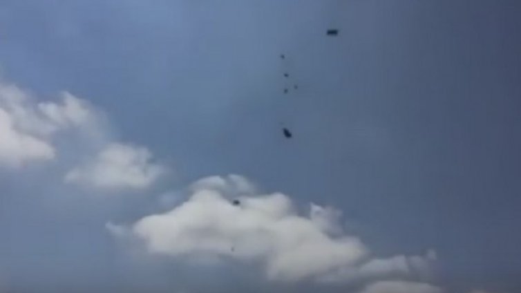 US армията стана за смях, джиповете й... полетяха!