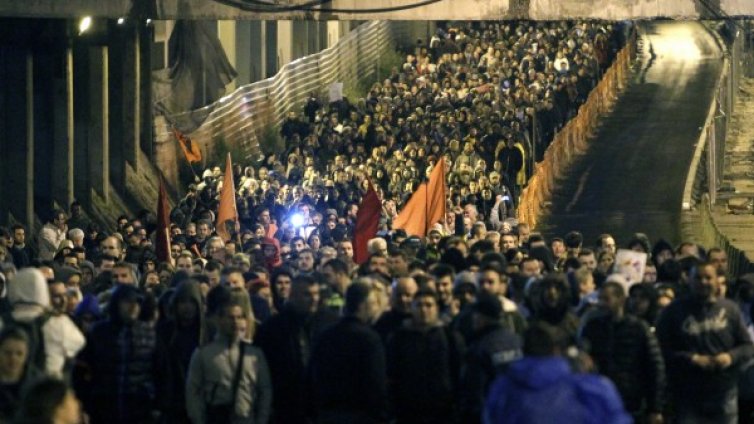 Хиляди на протест в Скопие, искат оставката на президента