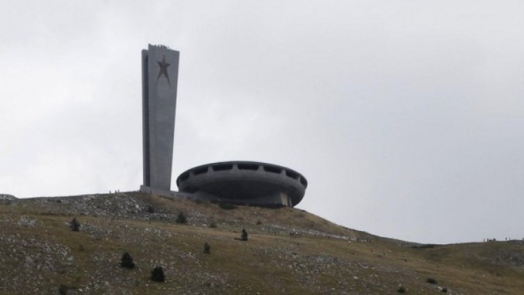 Бузлуджа: Телепорт, лукс и вместо петолъчка &ndash; лъв