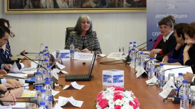 Вицето Попова доволна: България се справя с мигрантите