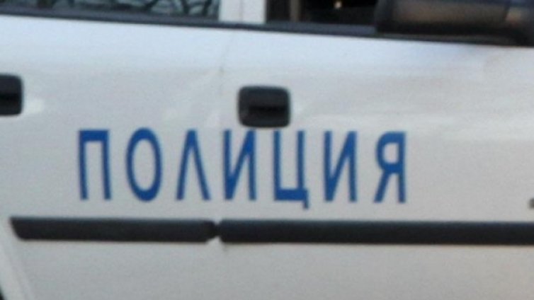 Бандит за бой се стяга, чупи пръсти на ченгета