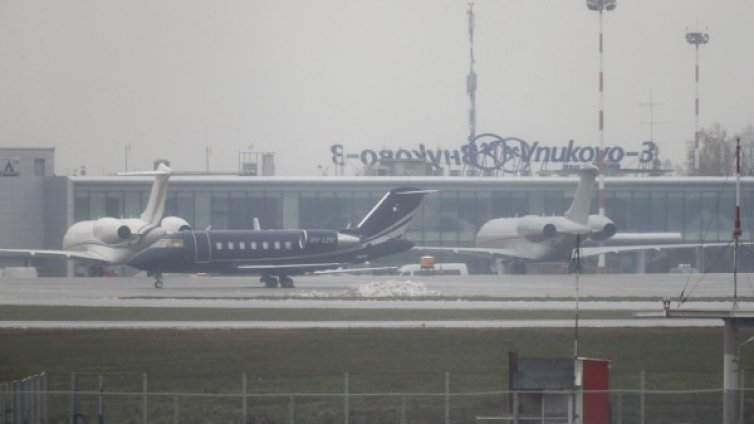 Пропуск в сигурността: Момиченце летя без паспорт