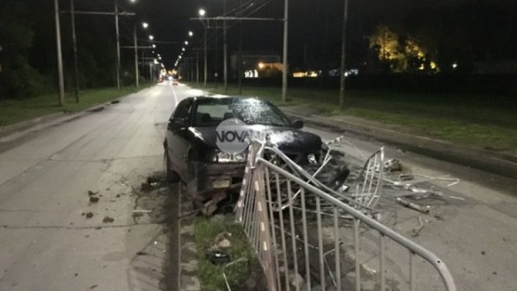 Нощен екшън: Кола се заби в парапет, шофьорът избяга