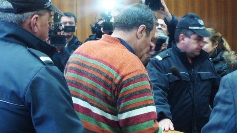 Депресия, шизофрения&hellip; Похотливият кмет иска на свобода