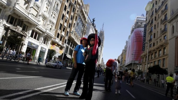 Тимбилдинг: 2500 китайци на ваканция в Испания