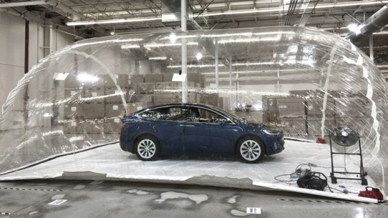 Tesla Model X устоя на атака с химикали 