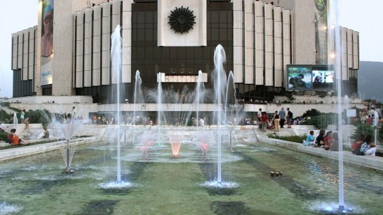 Музикално и светлинно шоу за 9 май навред страната