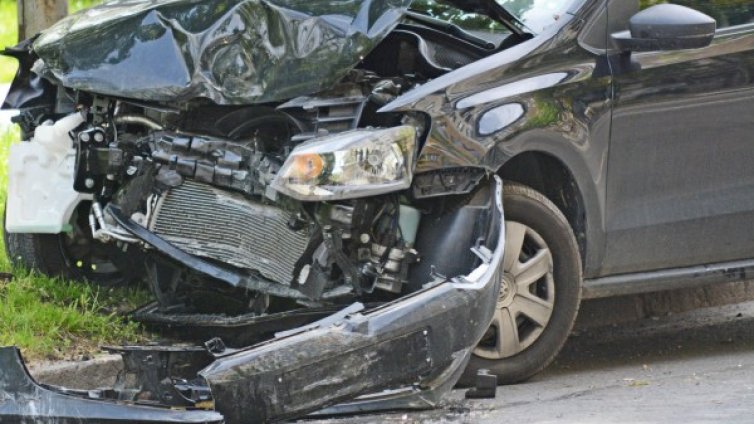 Катастрофа и на "Тракия", ранени са майка и дете