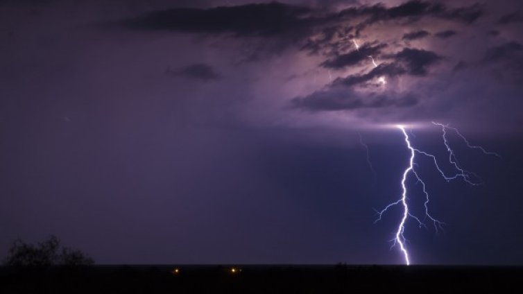 Светкавиците не секват! До петък ще вали