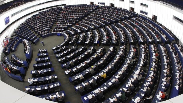 Европарламентът ще блокира безвизовия режим за турците
