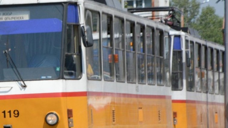 Трамвай блъсна 37-годишен мъж