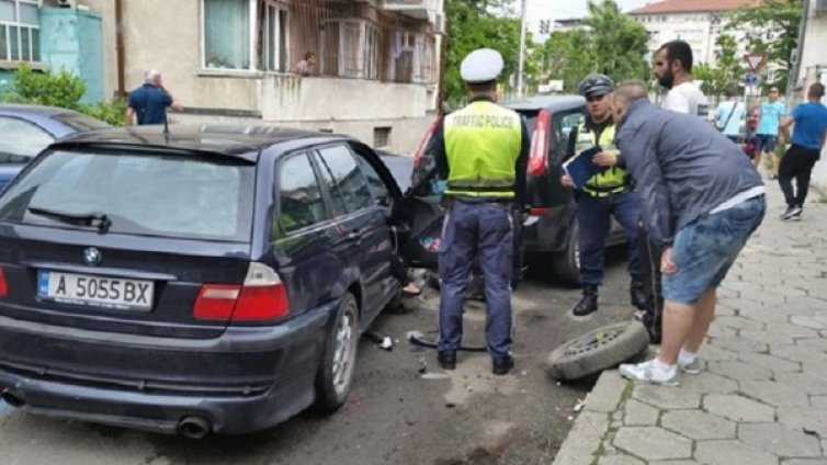 5 нанизани коли в центъра на Бургас, двама в болница