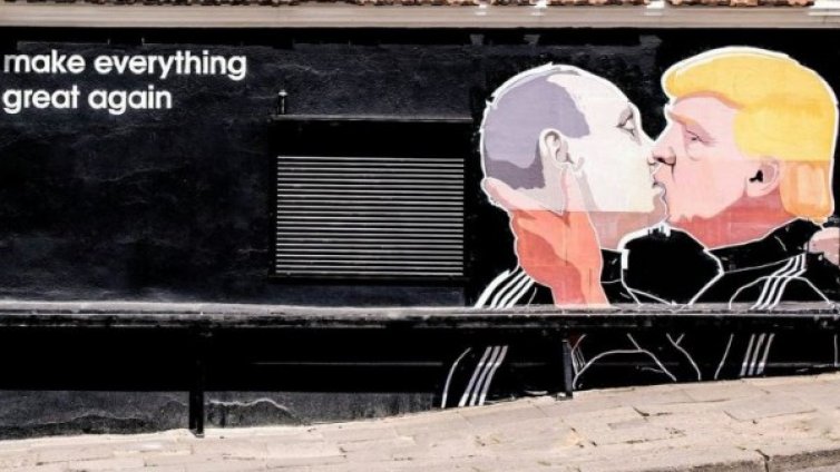 Политическа страст: Тръмп и Путин в гореща целувка