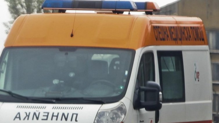 Мерцедес се обърна на пътя, ранени са 4 жени
