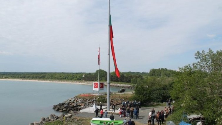 25-метров роден флаг вече се вее край Резово