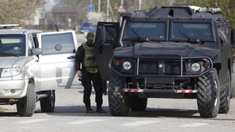 Похитител взе заложници от банка в Москва