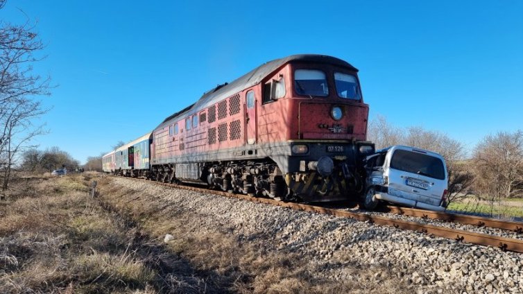 Товарен влак блъсна кола на жп прелез в Симеоновград