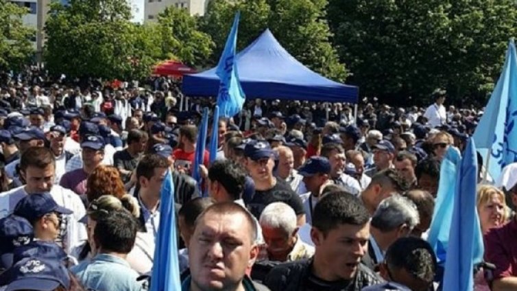 Политически дрязги между ДПС и ДОСТ на митинга в Джебел