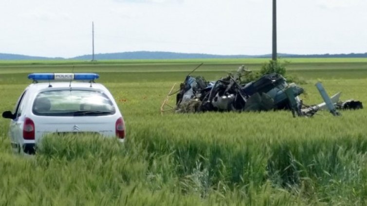 Двама полицаи охраняват разбилия се хеликоптер