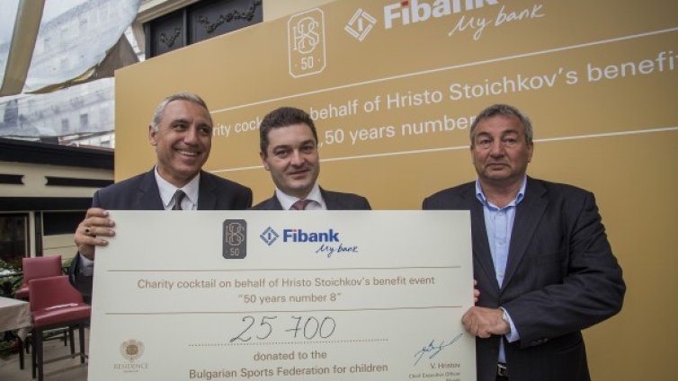 Fibank и Христо Стоичков дариха 25 700 лв. за деца, лишени от родителски грижи