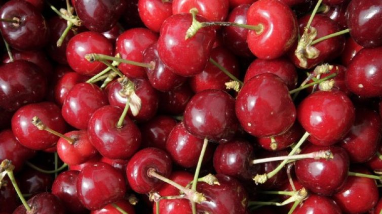 Шопската салата поевтинява, ягоди и череши &ndash; също