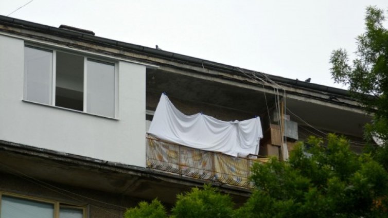 Борят се за живота на детето, паднало от 8-ия етаж 