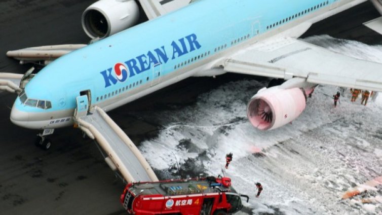 Южнокорейски самолет се запали на летище в Токио