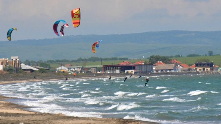 Юни: В София &ndash; дъжд и хлад, на морето &ndash; за плаж!