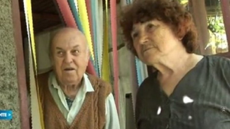 Заловиха баба и дядо да крадат ракия и мента