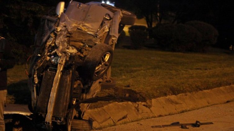 Нощен екшън: Кола удари такси, то &ndash; друго