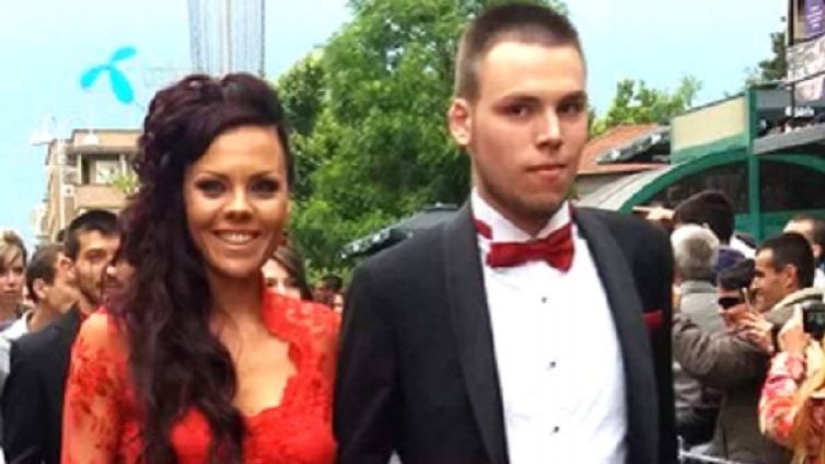 Тя не е абитуриентка! Тя е майката на абитуриента