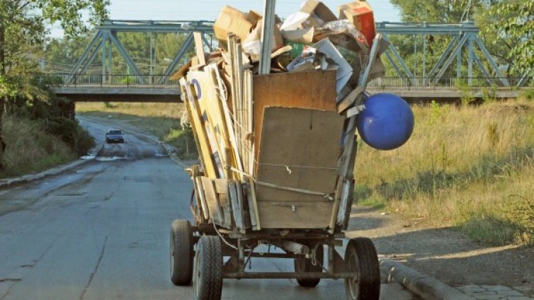 Автобус блъсна каруца с кон, шофьорът му избяга