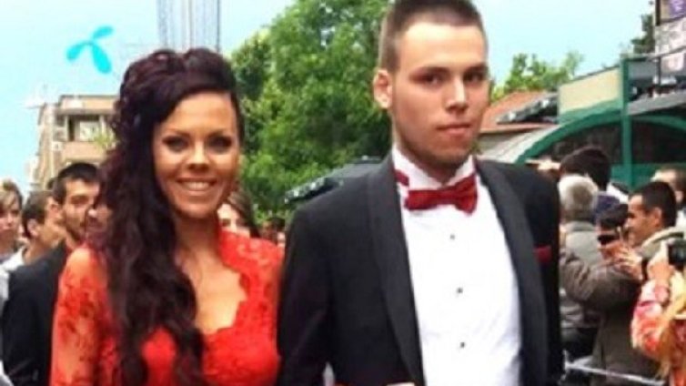 Красивата майка от бала не глези децата си, учи ги на уважение