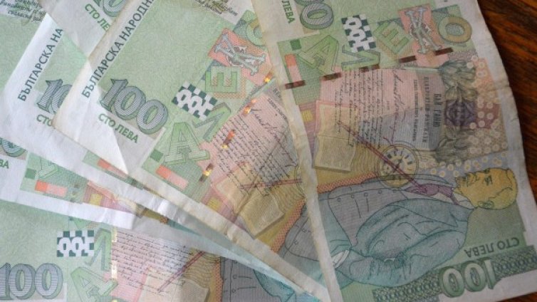 80-годишна плевенчанка хвърли през балкона 4000 лв. 