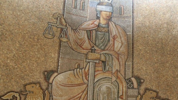 Обвинение за полицая за убийството на родителите му