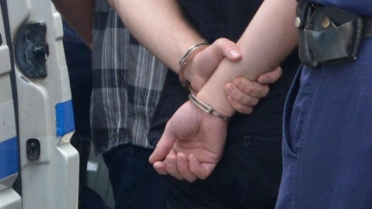 Хванаха трима за разпространение на дрога