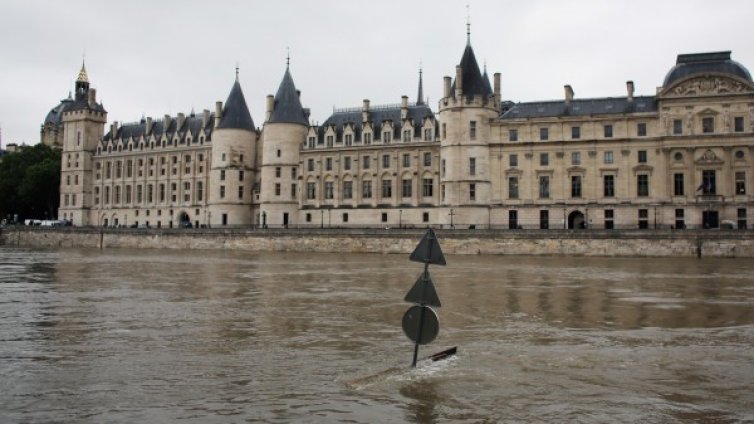 Спешно евакуират творби от Лувъра 