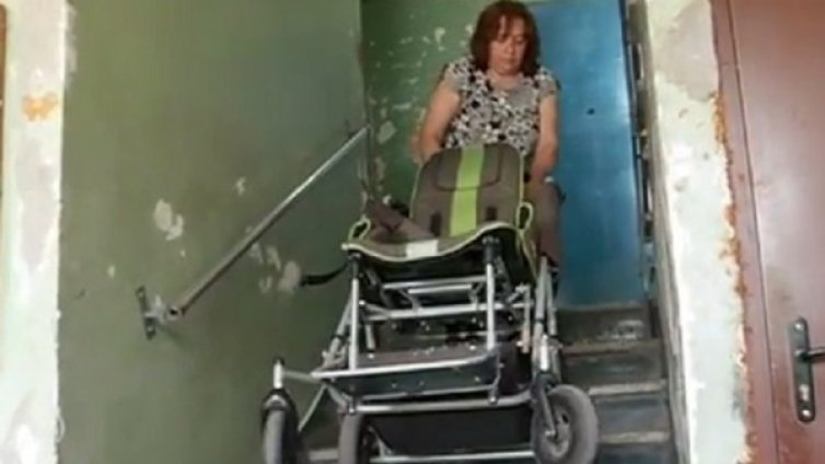Затворници у дома: Майка и син в борба за рампа